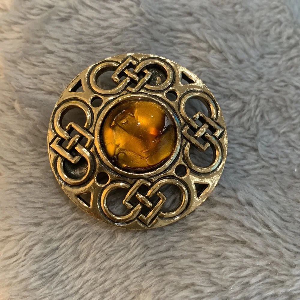 Vintage Miracle‎ Brooch Signed Beautiful Center Stone